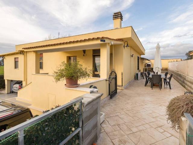 Villa in vendita a Aprilia LT