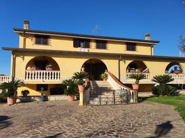 Villa in vendita a Aprilia LT