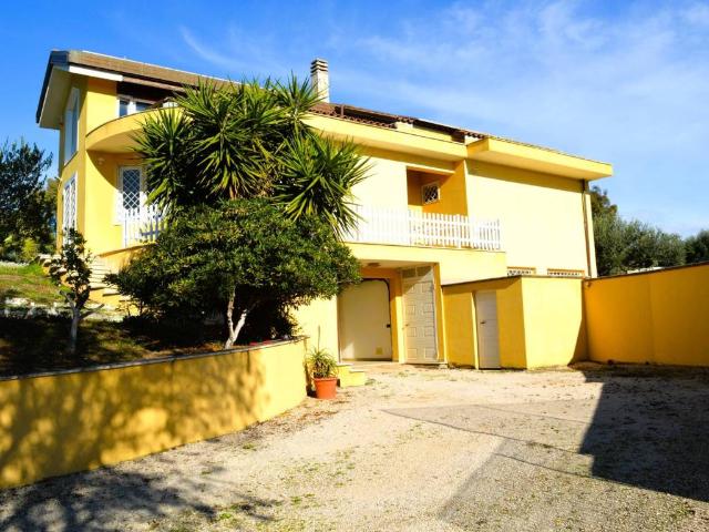Villa in vendita a Aprilia LT