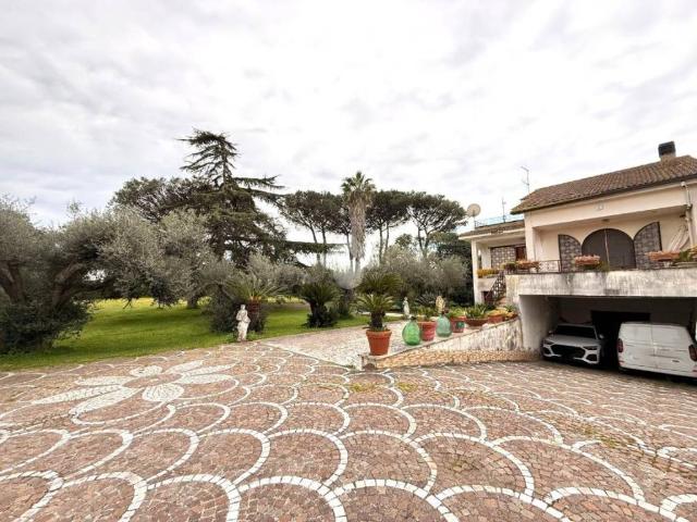 Villa in vendita a Aprilia LT
