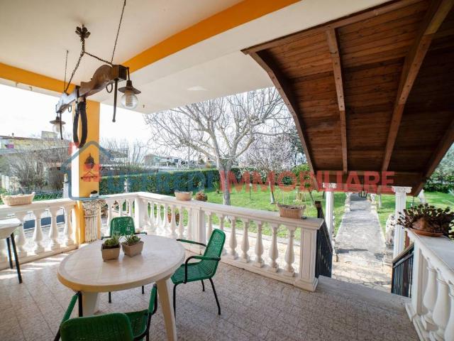 Villa in vendita a Aprilia LT