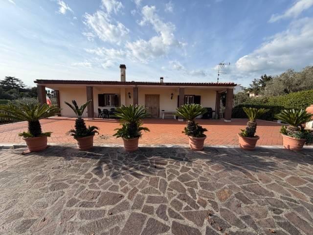 Villa in vendita a Aprilia LT