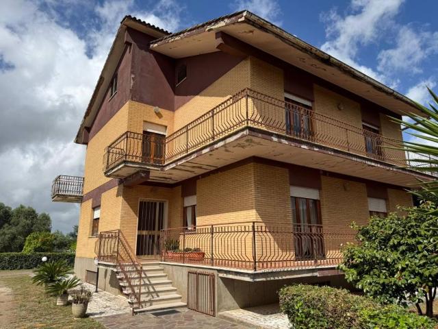 Villa in vendita a Aprilia LT