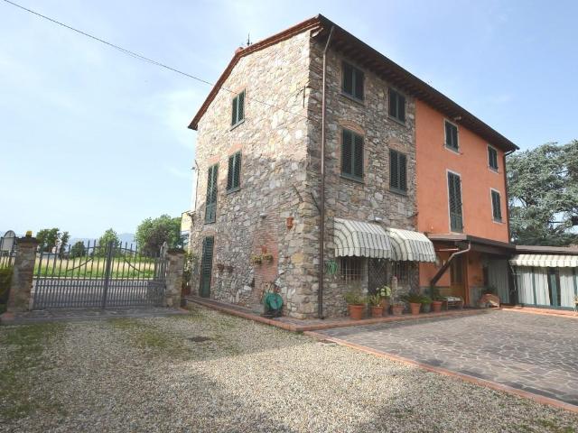 Villa in vendita a Arancio Lucca in Ristrutturato composto da 12vani