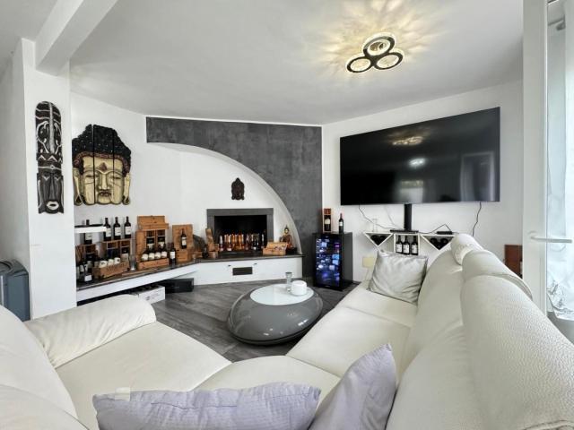 Villa in vendita a Ardenza Livorno in Ottimo composto da 8vani