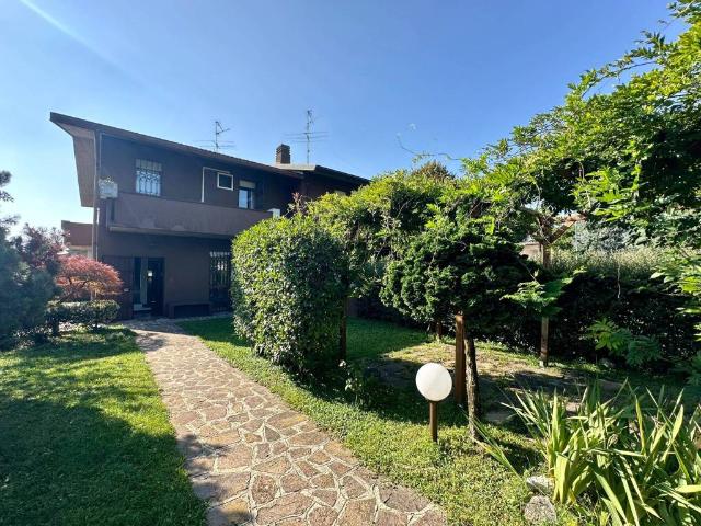 Villa in vendita a Azzano San Paolo BG