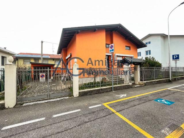 Villa in vendita a Azzano San Paolo BG