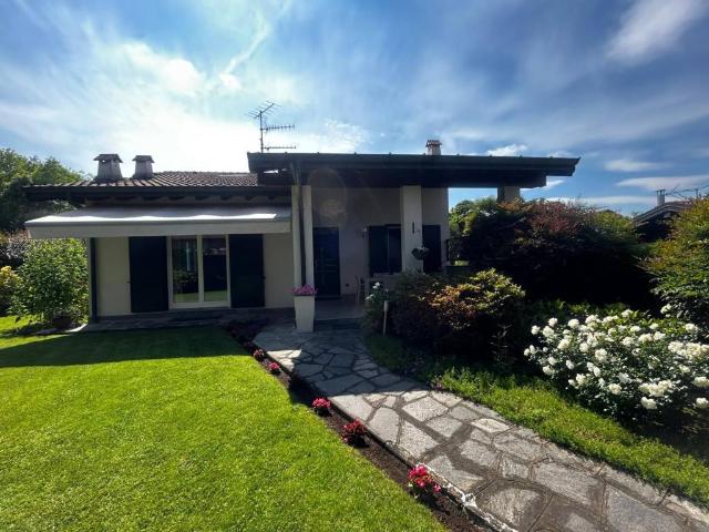 Villa in vendita a Azzate VA