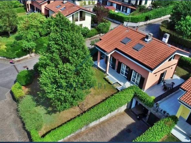 Villa in vendita a Azzate VA