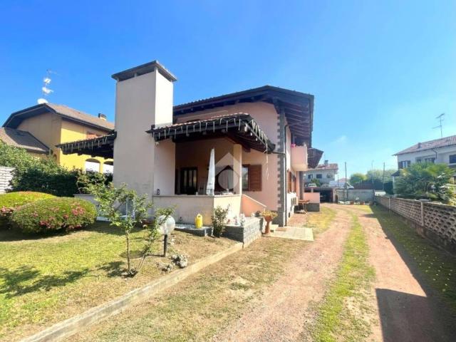 Villa in vendita a Borgomanero NO