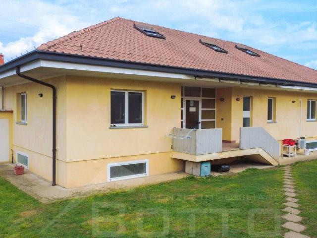 Villa in vendita a Borgomanero NO