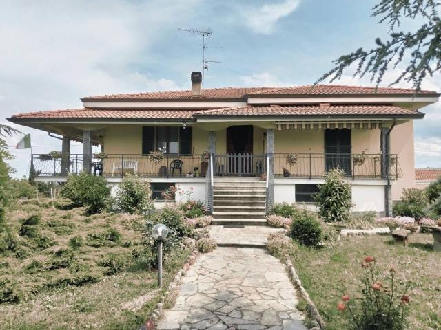 Villa in vendita a Borgonovo Val Tidone PC