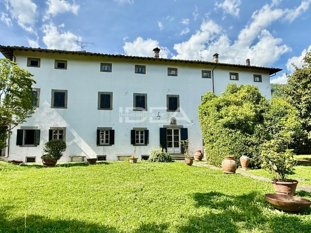 VILLA in VENDITA a BAGNI DI LUCCA Prestigiosa Villa del `700 con Parco e Piscina nei di 9 vani