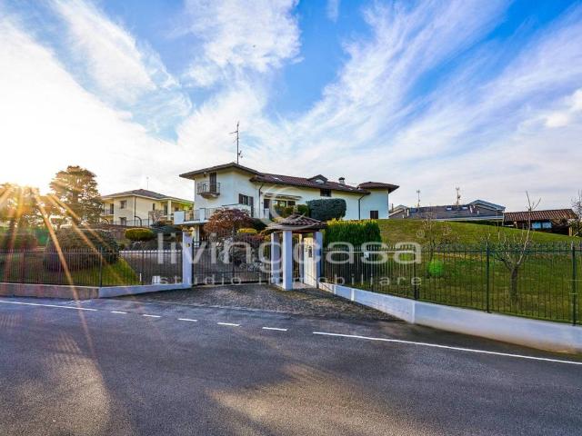 Villa in vendita a Barzanò LC
