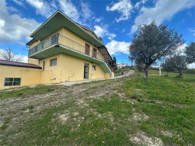 Villa in vendita a Basciano TE
