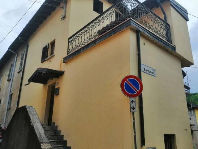 Villa in vendita a Bedero Valcuvia VA