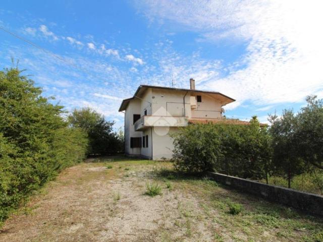 Villa in vendita a Bellante TE