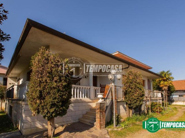 Villa in vendita a Bellinzago Novarese