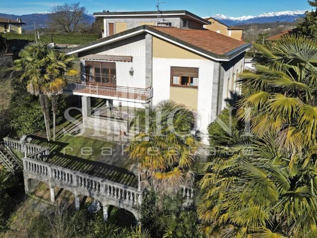 Villa in vendita a Besozzo VA