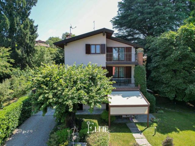Villa in vendita a Besozzo VA