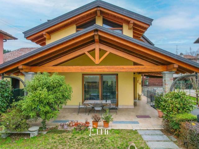 Villa in vendita a Besozzo VA