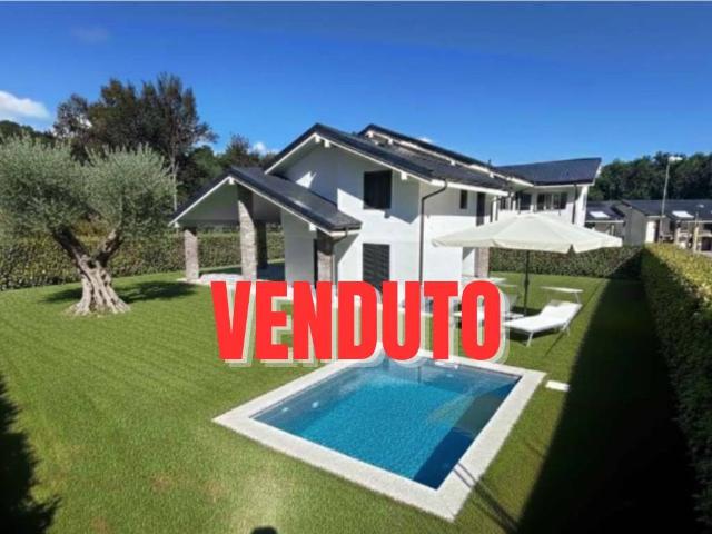 Villa in vendita a Bizzarone CO