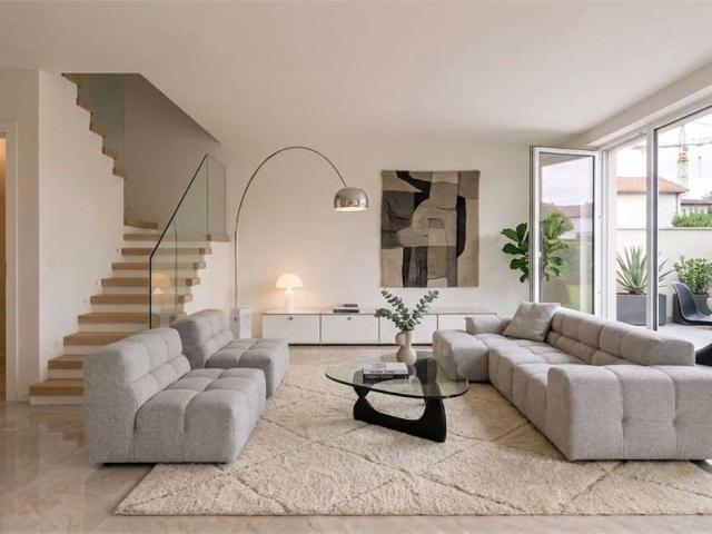 Villa in vendita a Bizzarone CO