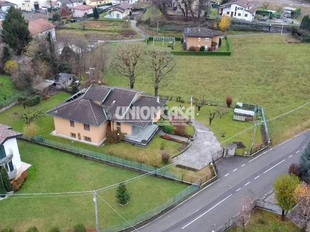 Villa in vendita a Bizzarone CO