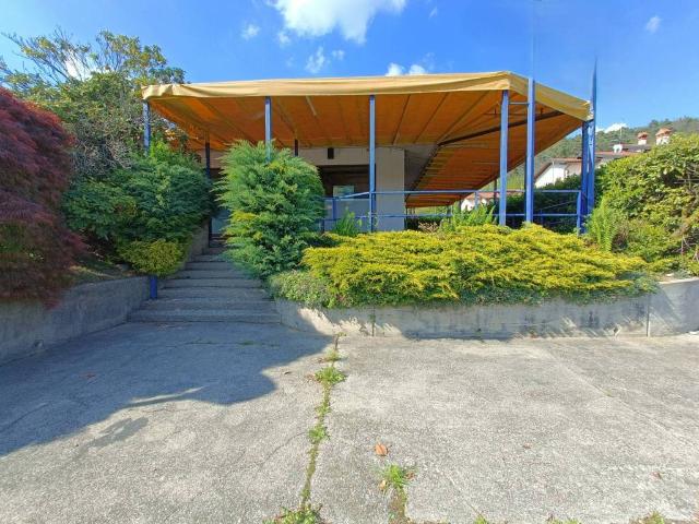 Villa in vendita a Bizzarone CO