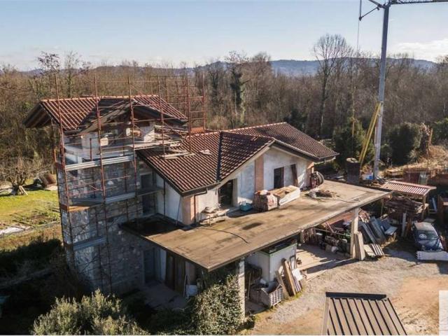 Villa in vendita a Biandronno VA