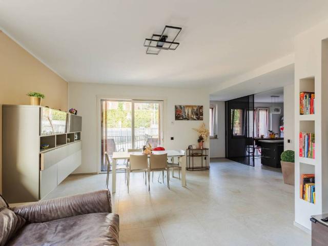 Villa in vendita a Binago CO