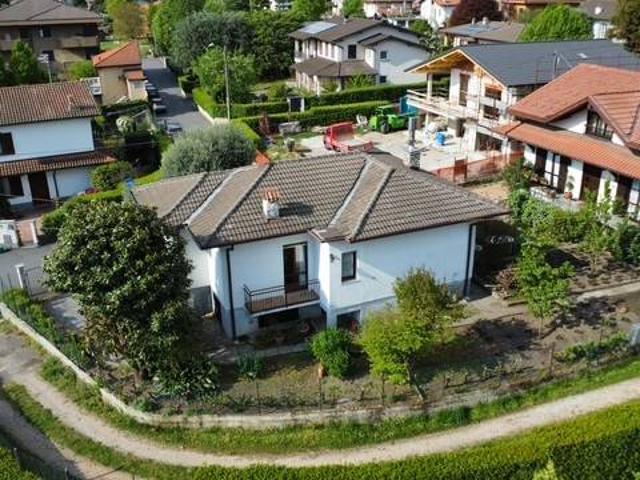 Villa in vendita a Bisuschio VA