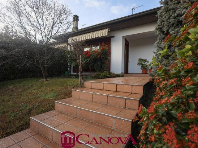 Villa in vendita a Bregnano CO