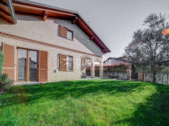 Villa in vendita a Buguggiate VA