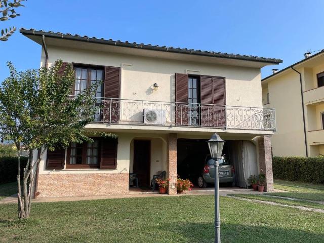 Villa in vendita a Gattaiola Lucca in Buono composto da 6vani