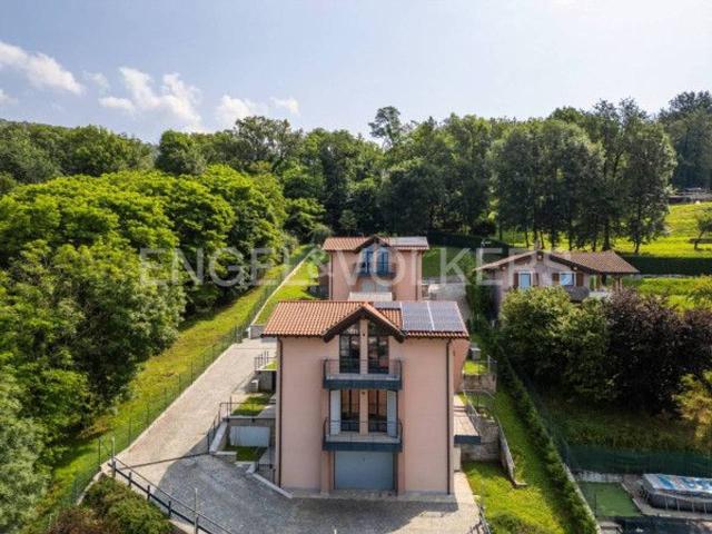 Villa in vendita a Gavirate