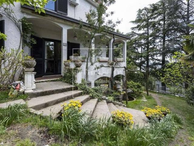 Villa in vendita a Gavirate VA