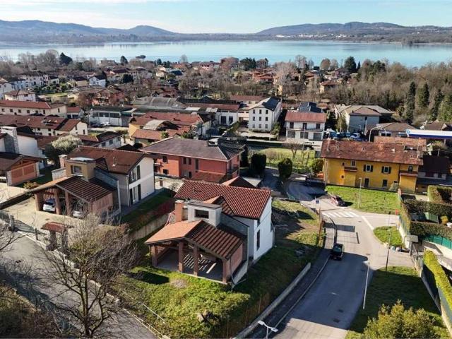 Villa in vendita a Gavirate VA