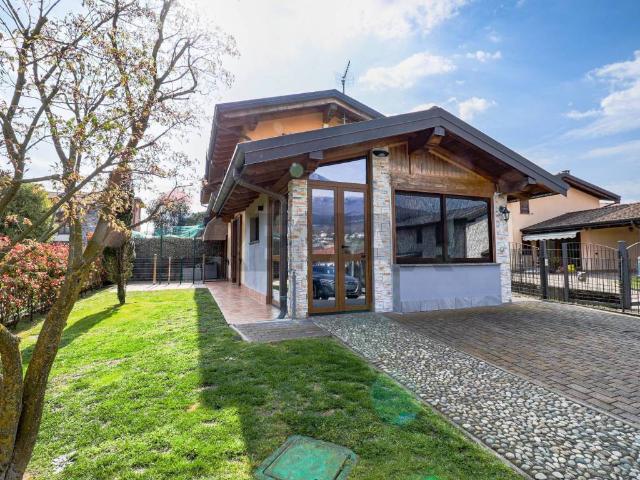 Villa in vendita a Gavirate VA
