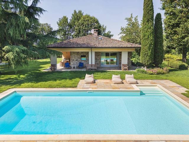Villa in vendita a Gazzola PC
