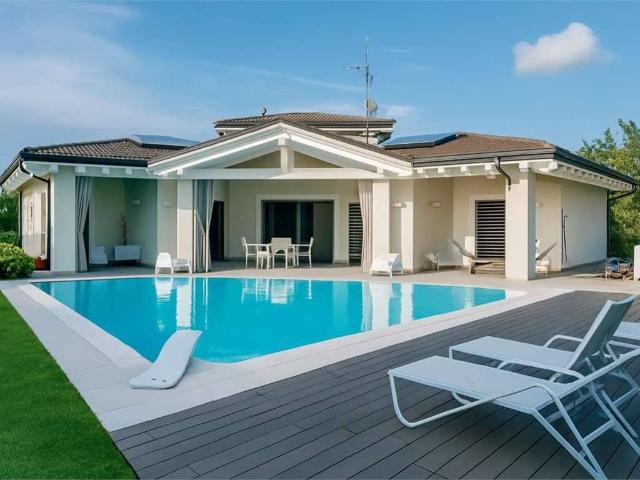 Villa in vendita a Gazzola PC