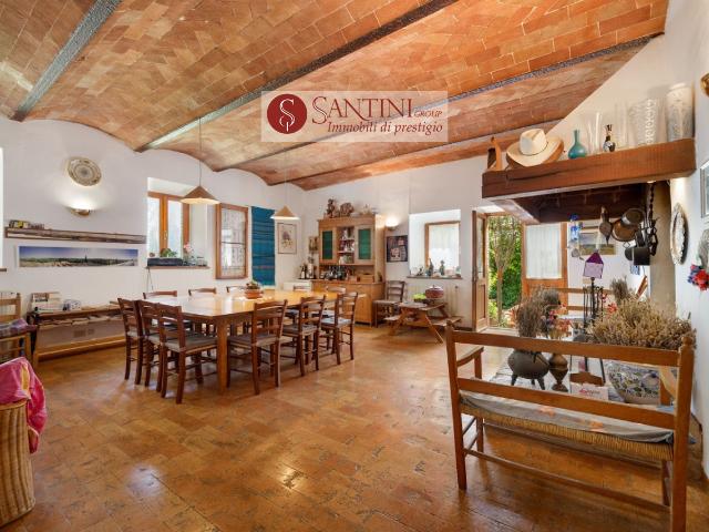 VILLA in VENDITA a GAIOLE IN CHIANTI di 12 vani