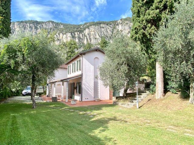 Villa in vendita a Garda VR