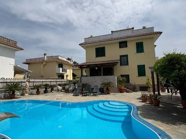 Villa in vendita a Giugliano in Campania NA