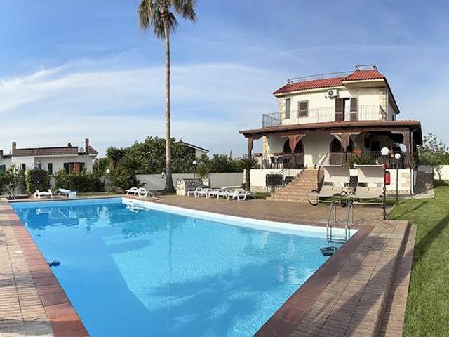 Villa in vendita a Giugliano in Campania NA