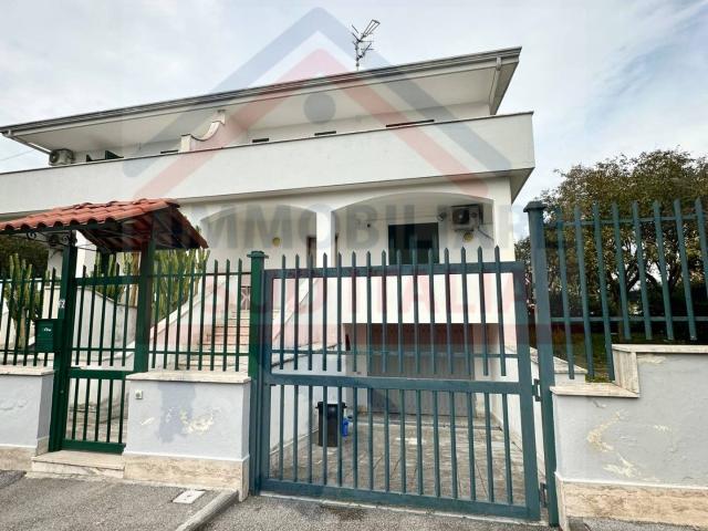 Villa in vendita a Giugliano in Campania, Varcaturo