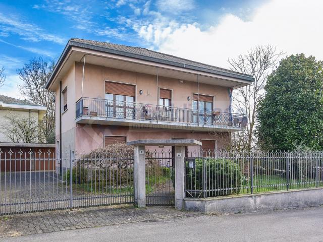 VILLA in VENDITA a GIUSSANO di 10 vani
