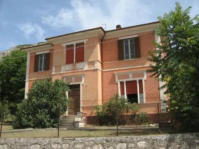 Villa in vendita a Gioia dei Marsi AQ