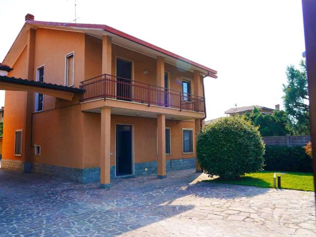 Villa in vendita a Grezzago MI