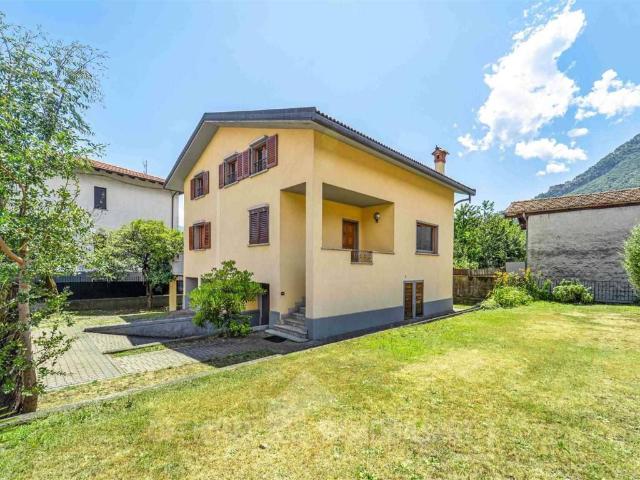 Villa in vendita a Dongo CO